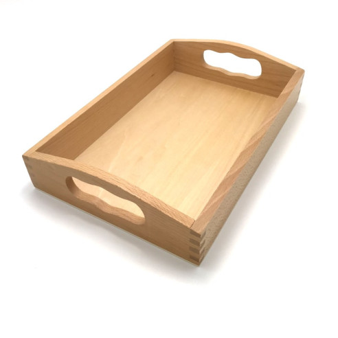 Plateau 34 x 24 x 6,5 cm en bois pour la vie pratique Montessori vu de trois quart.