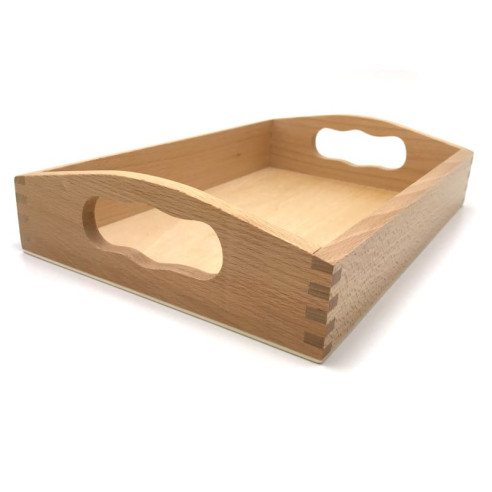 Petit plateau 30 x 20 x 6,5 cm en bois pour la vie pratique Montessori vu de trois quart.