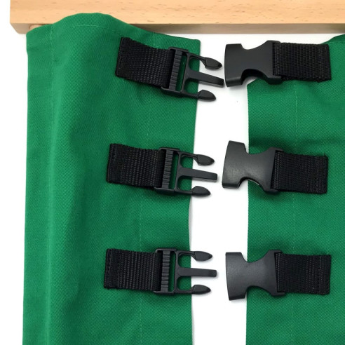 Cadre d'habillage clips Montessori avec un tissu vert et des clips en plastique noir vue de détail avec les clips ouverts.